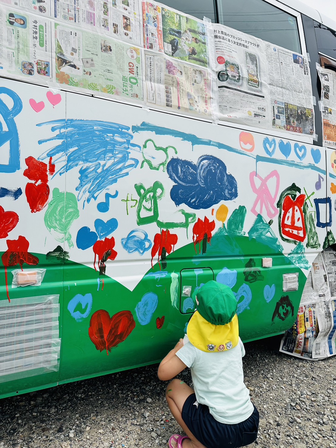 園児と保護者で描く“たから色”のバスアート！たから幼稚園バス
